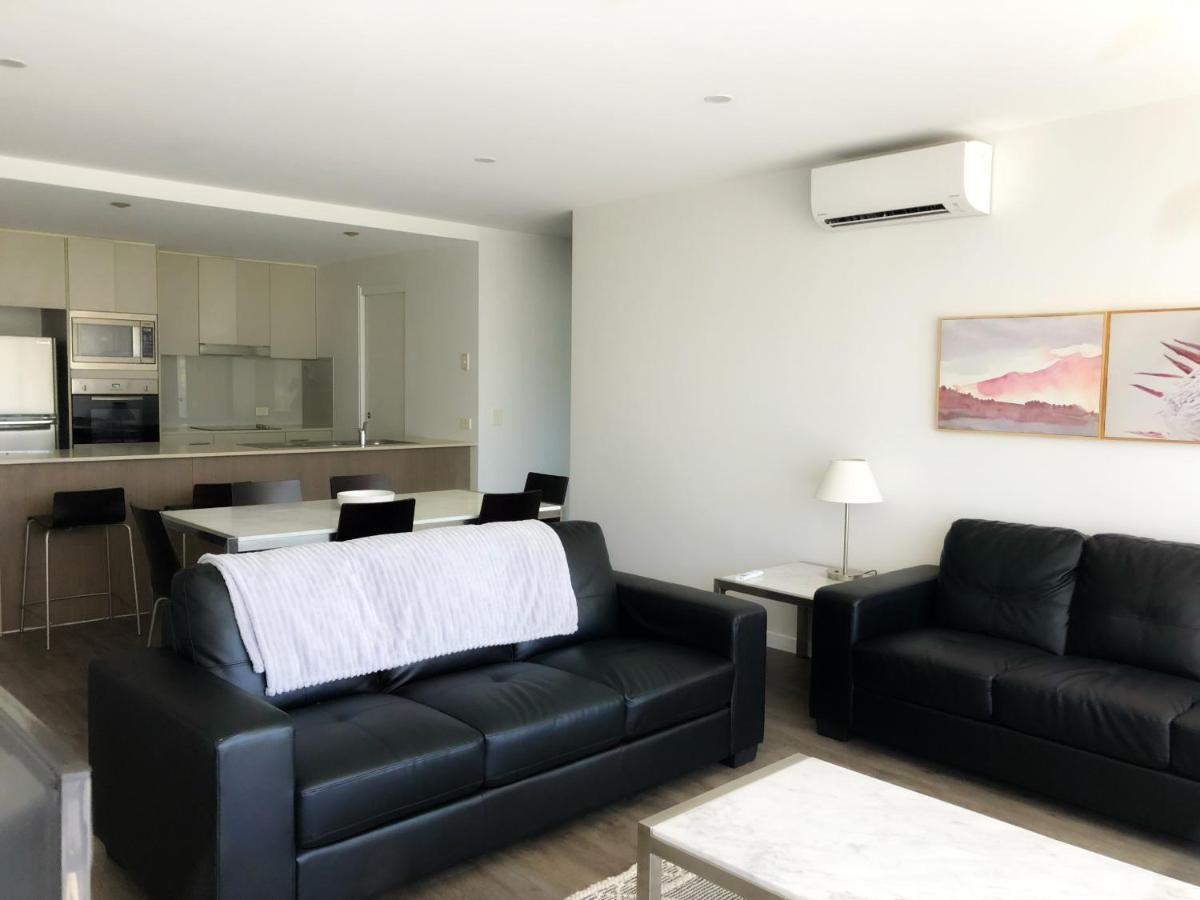 Apartment 2 Bedroom , Hope Island , Living Gold Coast