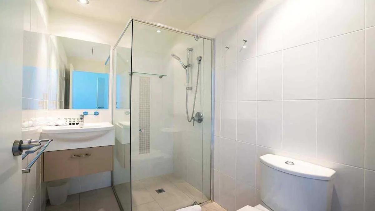 Apartment 2 Bedroom , Hope Island , Living *
